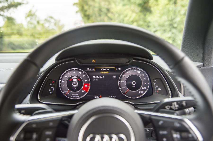 Панель приборов Audi R8 V10 2015 года  (UK) (фото 9 из 25)
